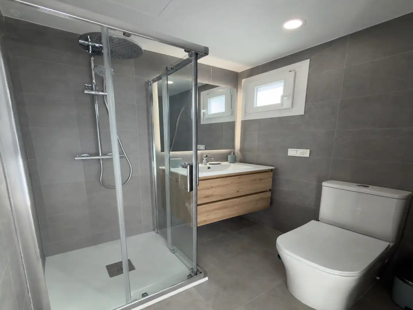 Bathroom of Detached homes for sale in Almuñécar  with Air Conditioner, Heating and Parquet flooring
