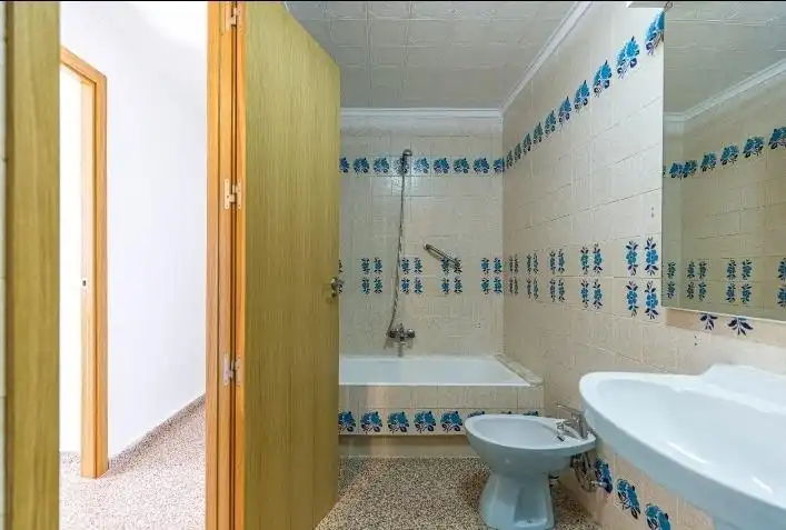 Baño de Apartamento en venta en Torrevieja con Terraza y Amueblado