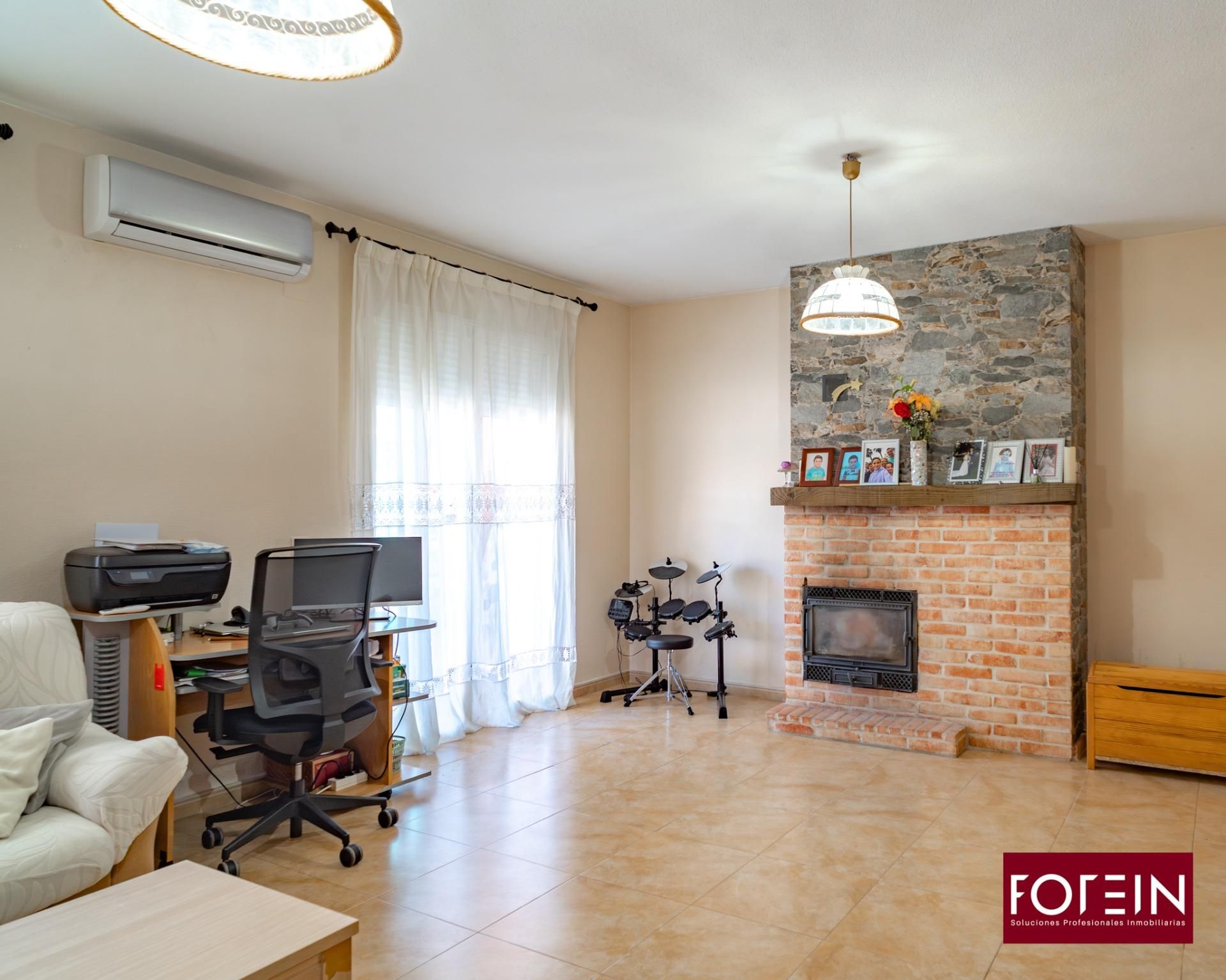 Sala de estar de Casa adosada en venta en Torrejón del Rey con Jardín privado y Trastero