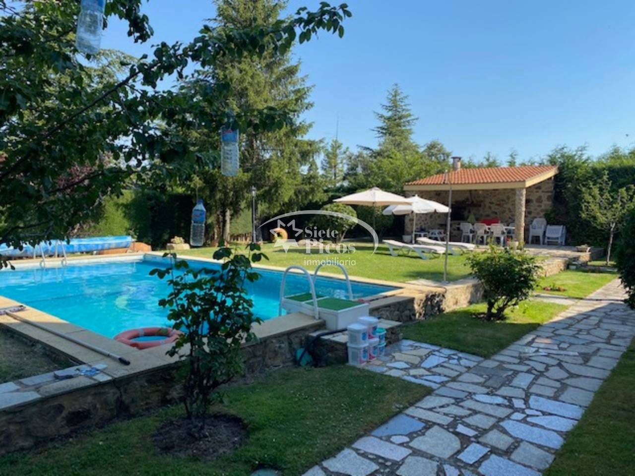 Piscina de Casa o xalet en venda en Navas de Riofrío amb Calefacció, Jardí privat i Terrassa