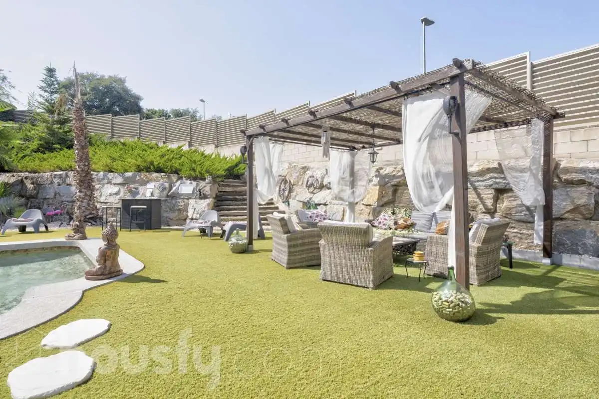 Casa con piscina en venta en Carrer dels Avellaners ., imagen 5