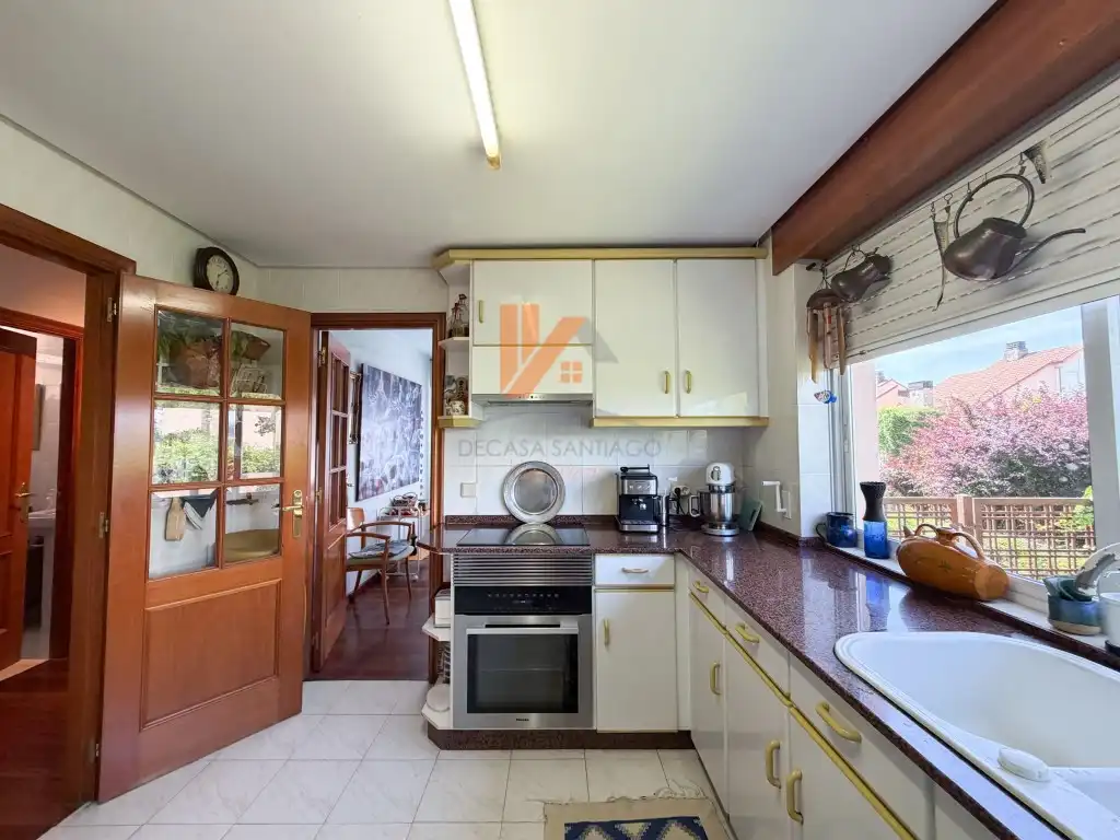 Cocina de Casa adosada en venta en Brión con Jardín privado, Trastero y Horno