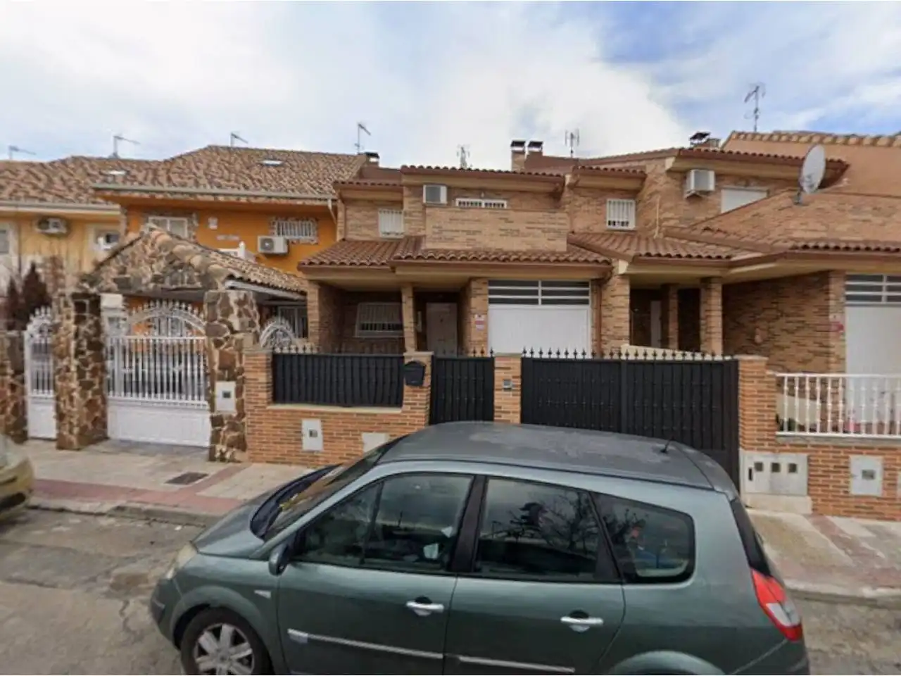 Vista exterior de Casa adosada en venta en Yuncos con Calefacción, Jardín privado y Terraza