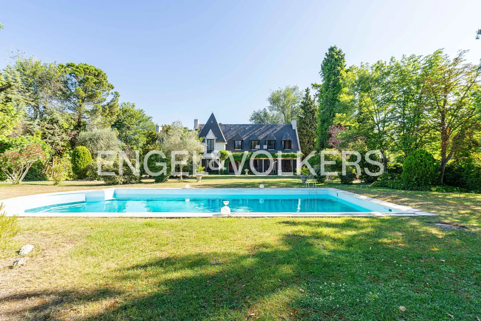 Vista exterior de Casa o chalet en venta en Pozuelo de Alarcón con Calefacción, Jardín privado y Piscina