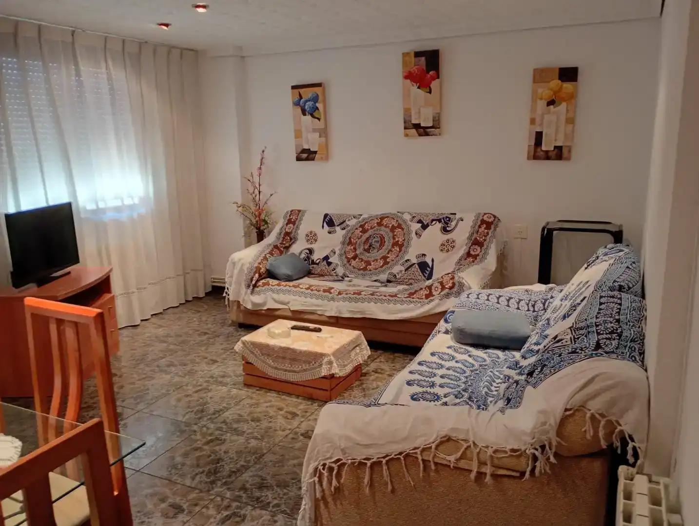 Living room of Flat for share in Chiva  with Air Conditioner, Storage room and Furnished