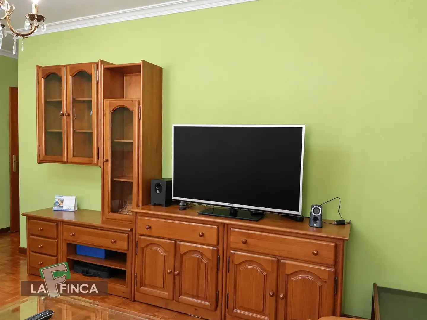 Sala d'estar de Pis en venda en Gijón  amb Calefacció, Parquet i Moblat