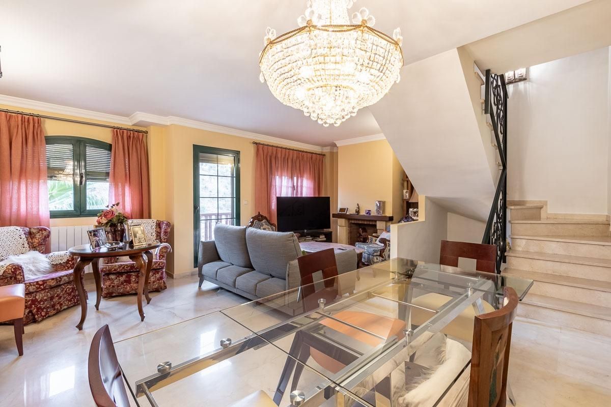Sala d'estar de Casa o xalet en venda en  Granada Capital amb Aire condicionat, Calefacció i Jardí privat