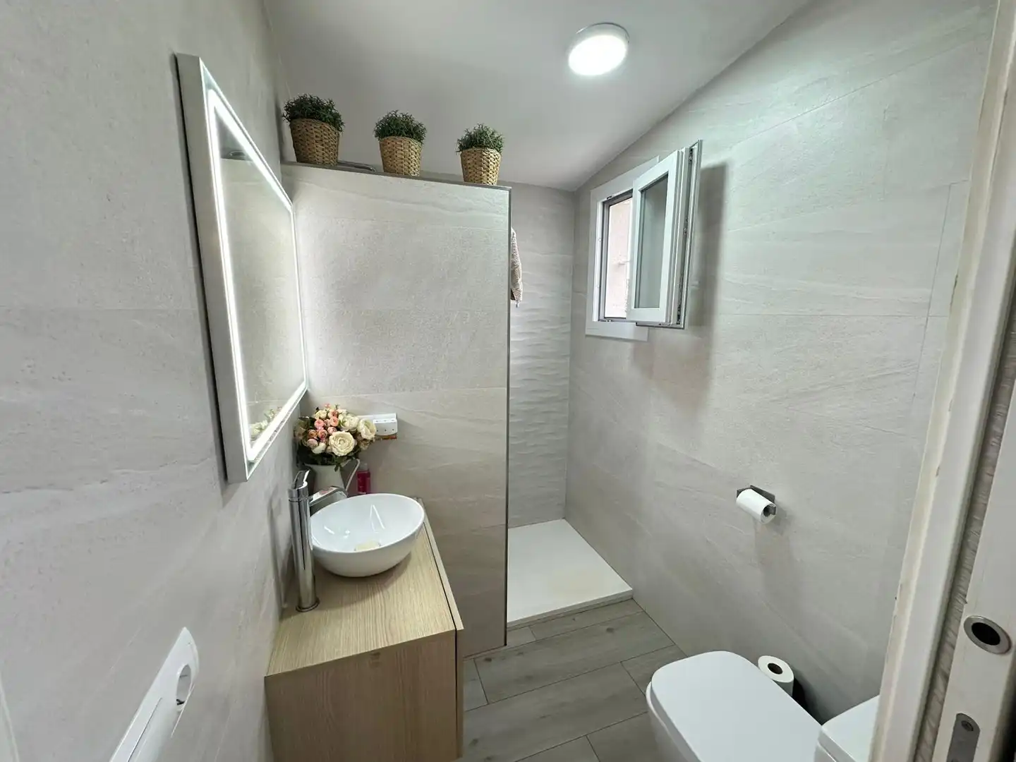 Badezimmer von Einfamilien-Reihenhaus zum Verkauf in Los Barrios mit Klimaanlage, Heizung und Privatgarten
