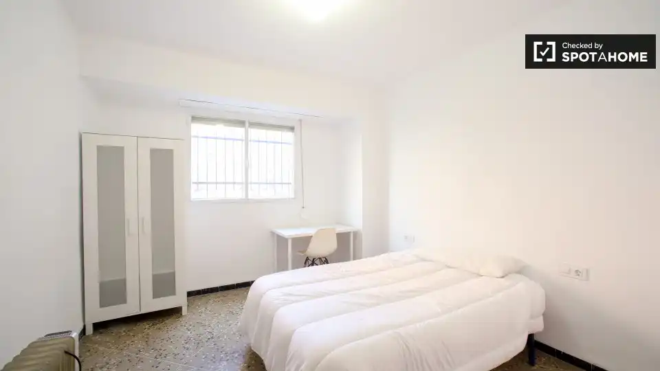 Bedroom of Flat for rent in Valencia  with Air Conditioner, Heating and Furnished