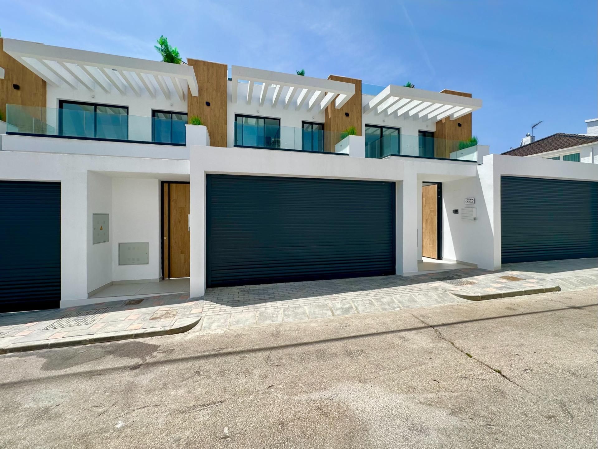 Exterior view of Single-family semi-detached for sale in Fuengirola  with Air Conditioner, Private garden and Terrace