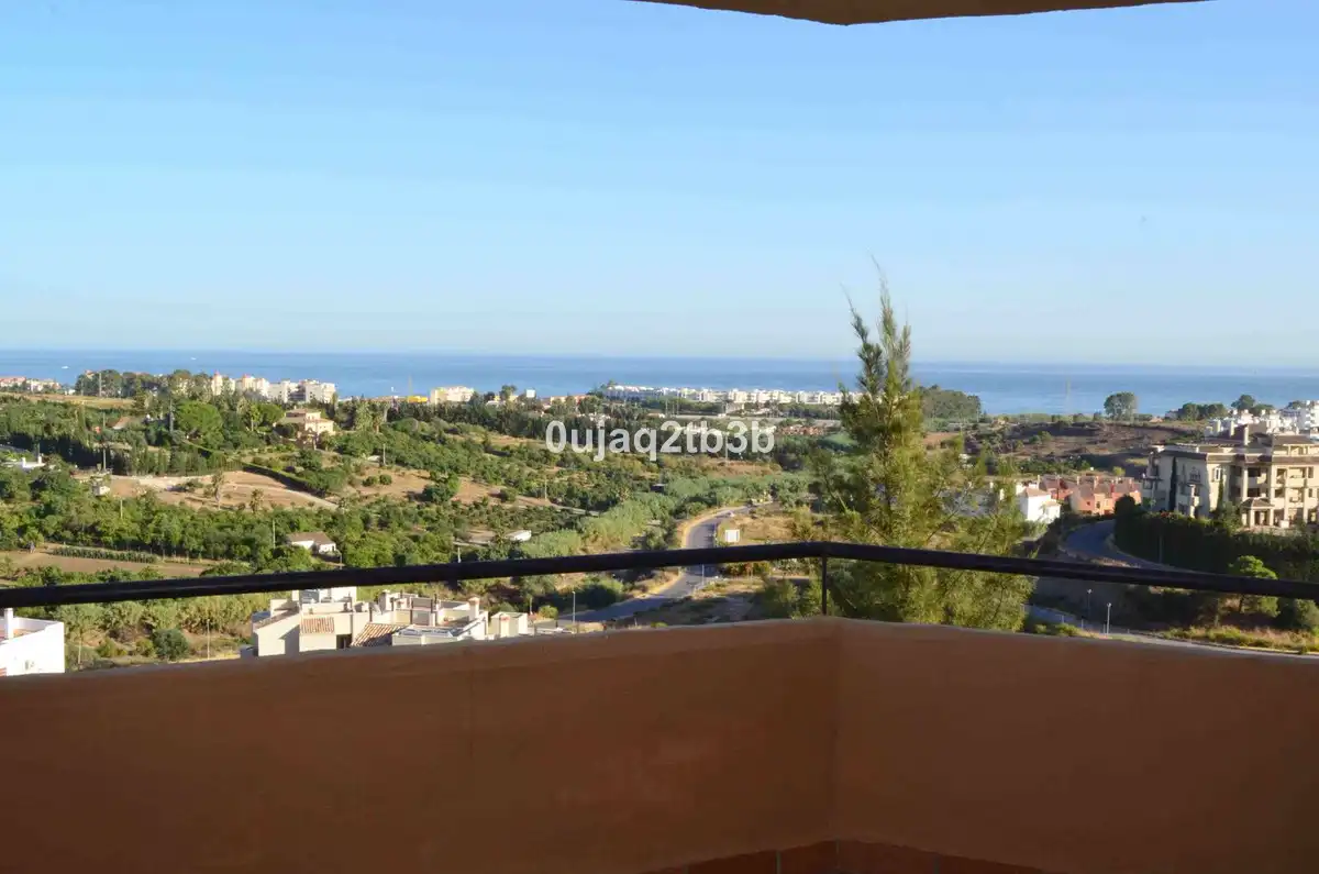 Vista exterior de Apartament en venda en Estepona amb Aire condicionat, Terrassa i Piscina comunitària