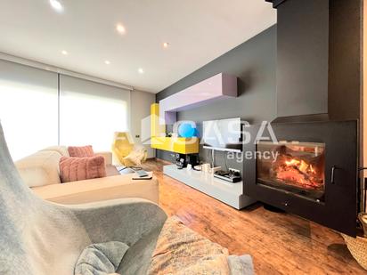 Sala d'estar de Casa adosada en venda en Badalona amb Terrassa i Balcó