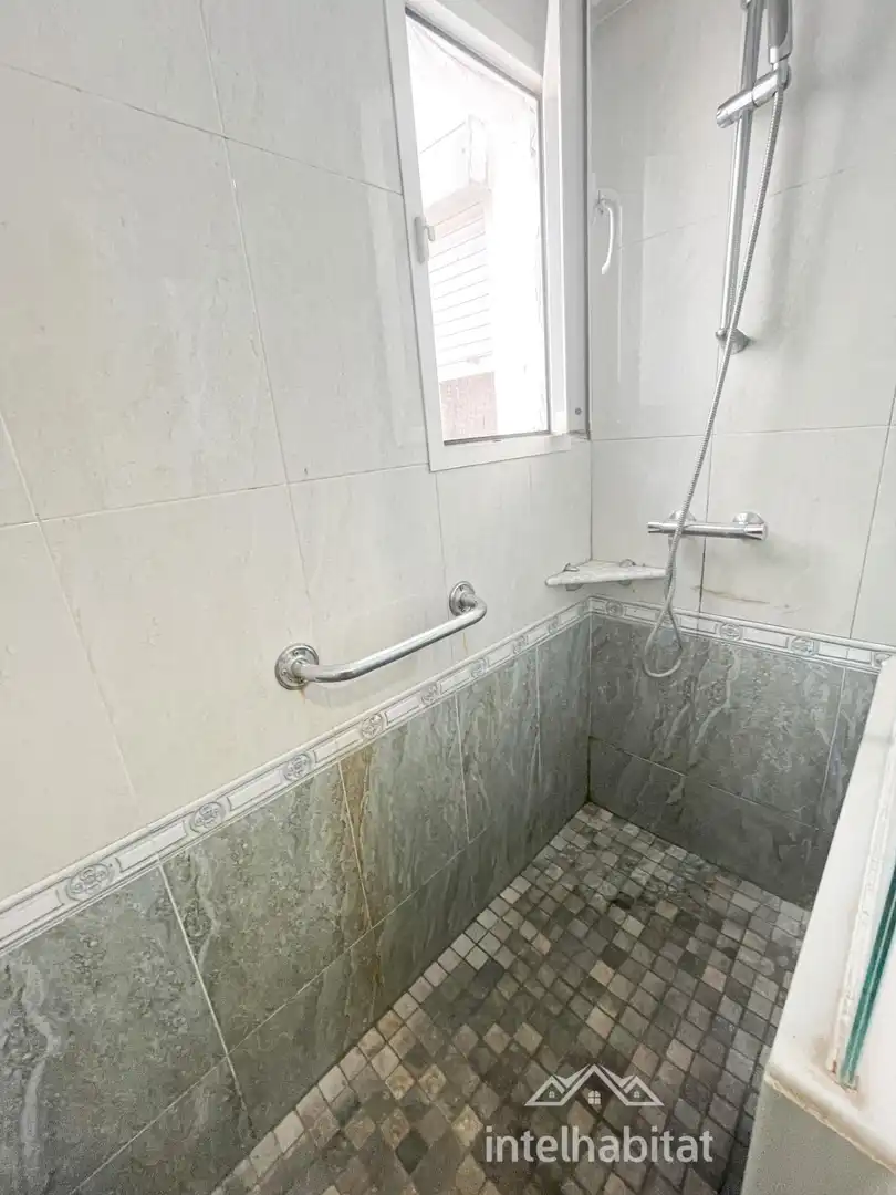 Baño de Piso en venta en Valencia con Aire acondicionado, Terraza y Amueblado