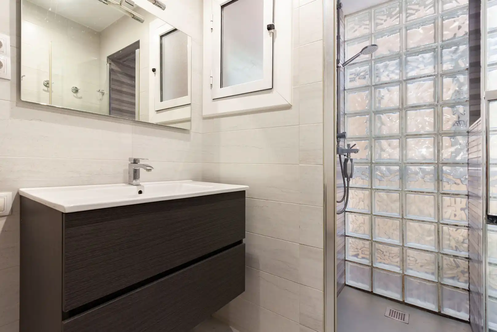 Bathroom of Flat for sale in Terrassa  with Air Conditioner, Heating and Private garden