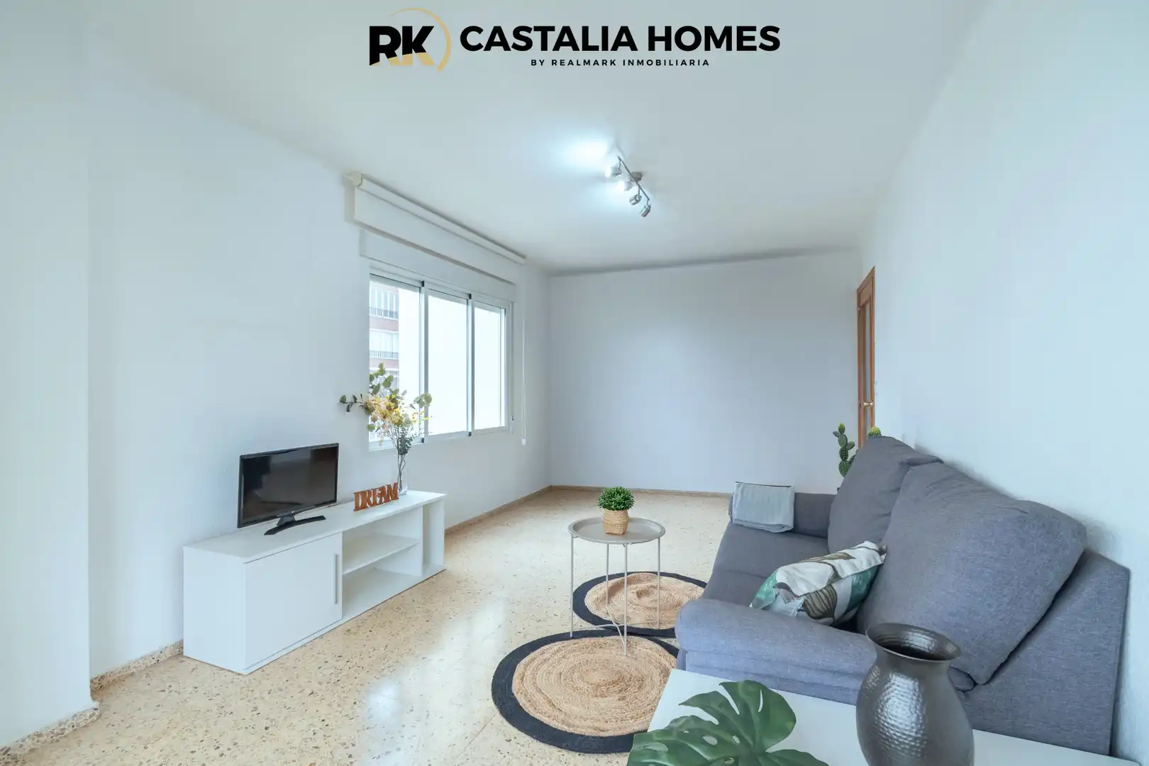 Sala de estar de Apartamento en venta en Benicasim / Benicàssim con Terraza y Piscina comunitaria