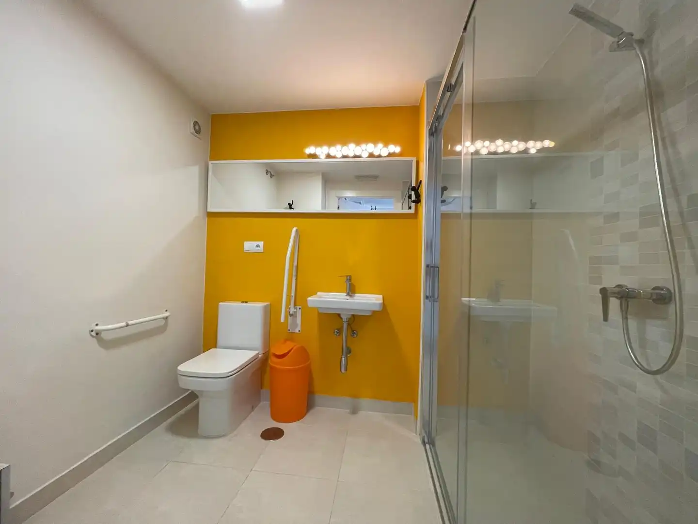 Bathroom of Flat for rent in Ponferrada  with Heating, Terrace and Storage room