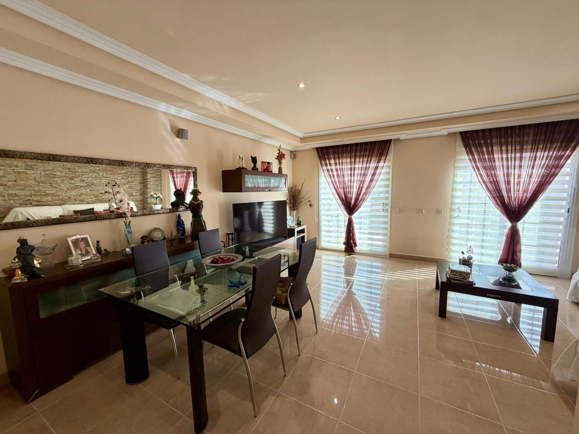 Comedor de Casa adosada en venta en El Vendrell con Aire acondicionado, Calefacción y Jardín privado