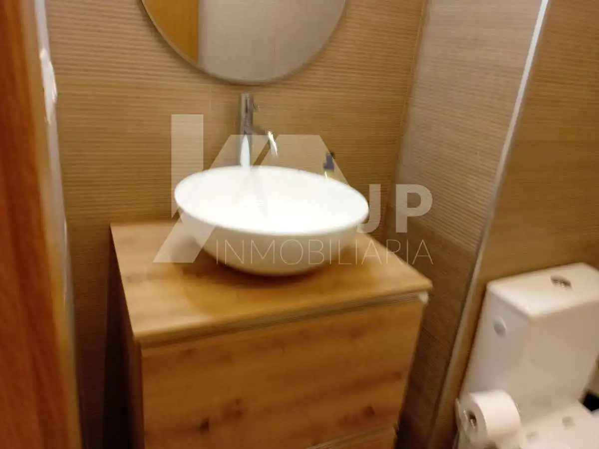 Bathroom of Flat for rent in Granada  with Air Conditioner, Heating and Parquet flooring