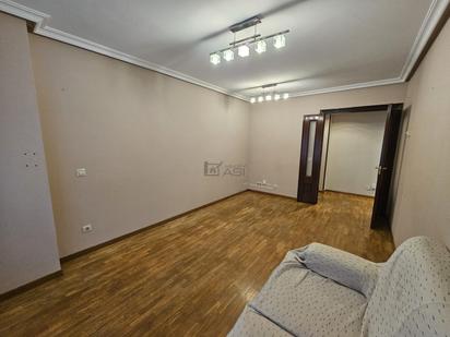 Sala d'estar de Pis en venda en Oviedo  amb Calefacció, Parquet i Traster