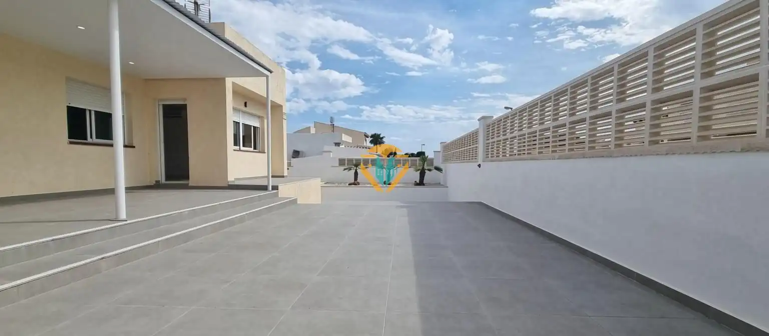 Casa aparellada amb piscina en venda a El Tossal - Bello Horizonte, imagen 3