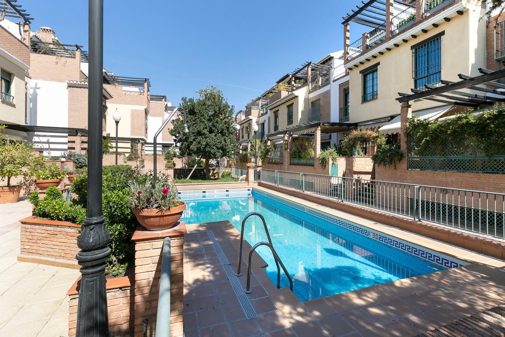 Piscina de Casa adosada en venta en  Granada Capital con Aire acondicionado, Calefacción y Jardín privado