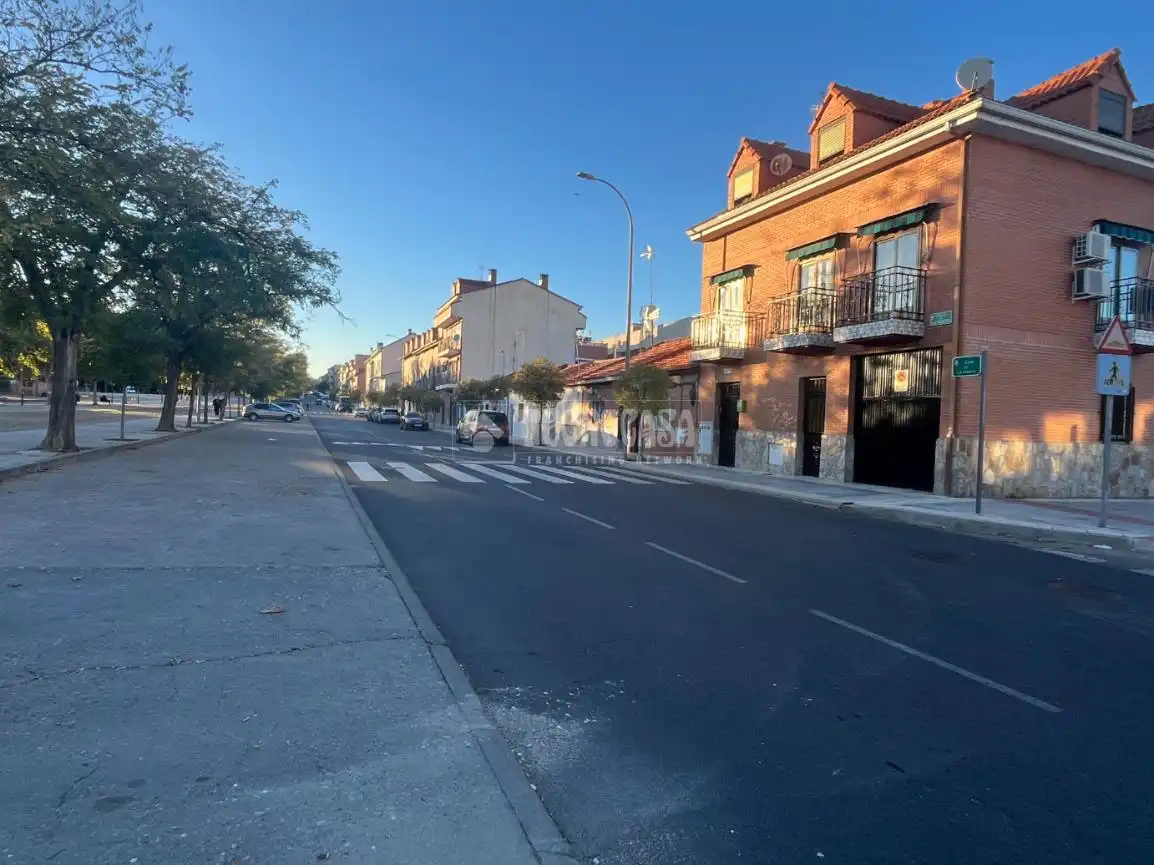 Vista exterior de Pis en venda en San Fernando de Henares amb Aire condicionat, Calefacció i Parquet