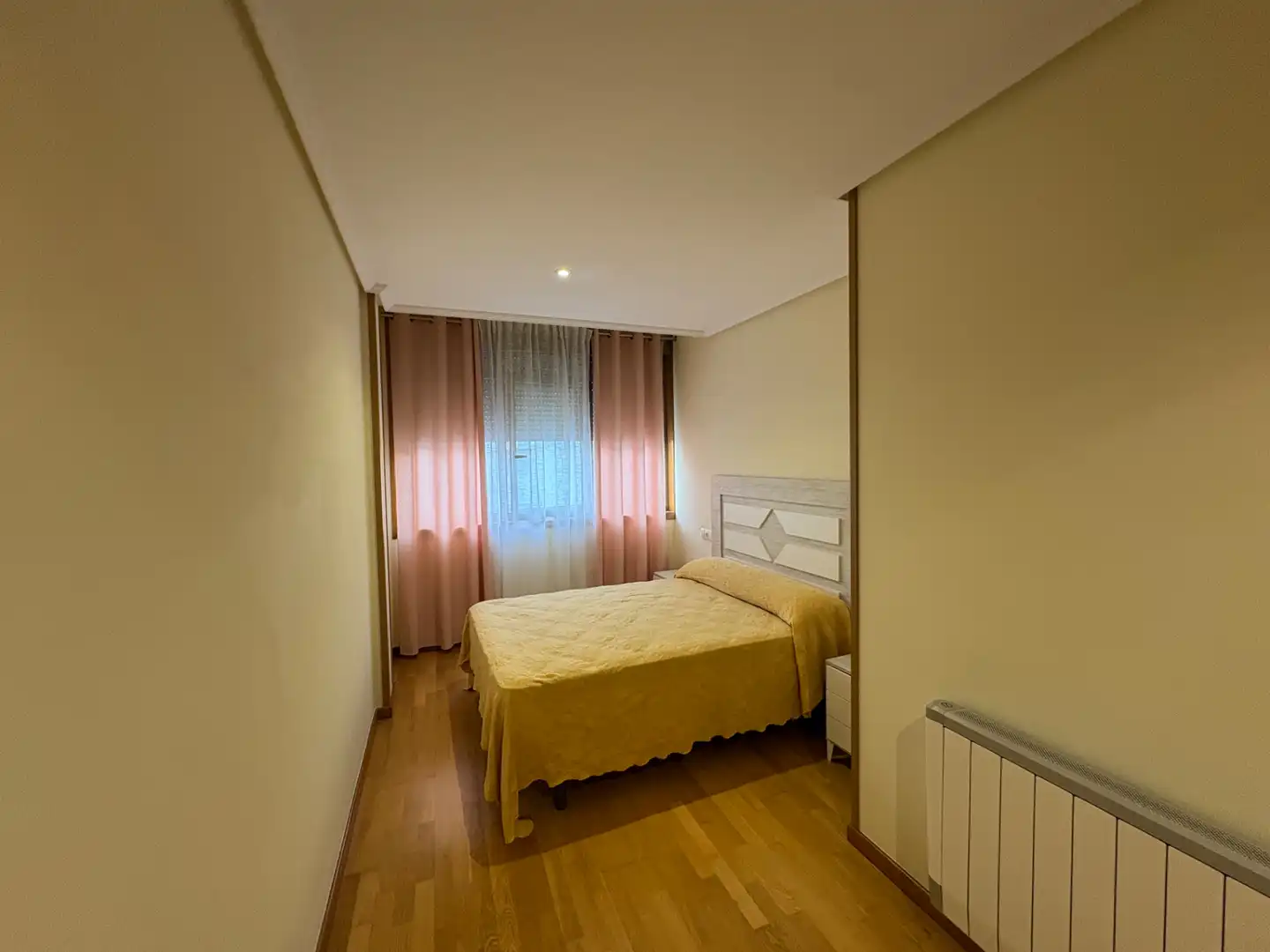 Habitación de Piso de alquiler en Ferrol con Calefacción, Parquet y Amueblado