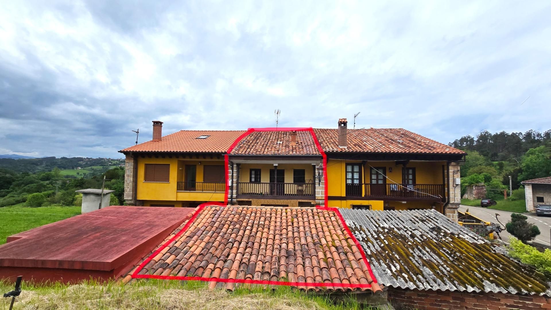 Vista exterior de Casa adosada en venda en Udías amb Calefacció, Traster i Balcó