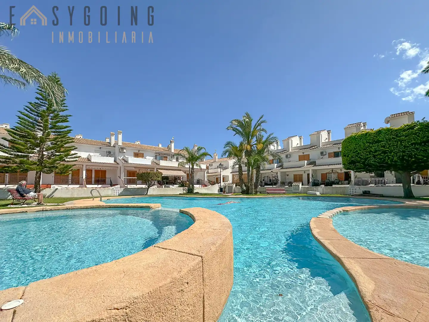 Außenansicht von Einfamilien-Reihenhaus zum Verkauf in Santa Pola mit Klimaanlage, Terrasse und Gemeinschaftspool