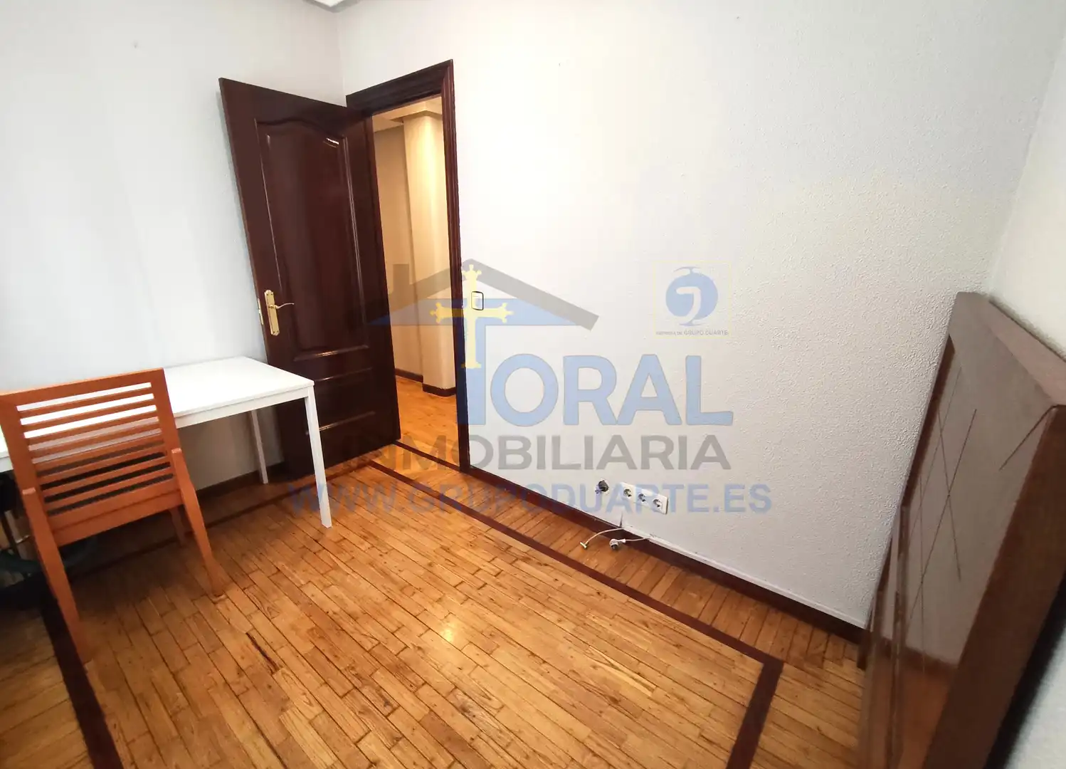 Schlafzimmer von Wohnung zur Miete in Gijón  mit Heizung, Parkett und Möbliert