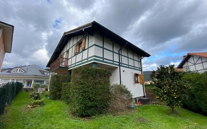 Vista exterior de Casa o xalet en venda en Castro-Urdiales amb Calefacció, Jardí privat i Parquet