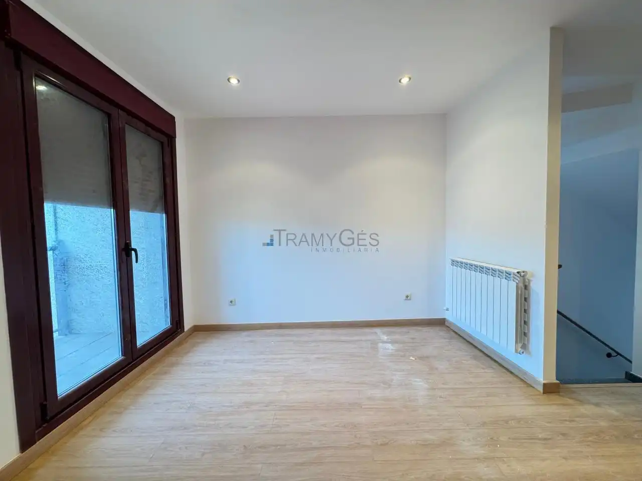 Casa adosada en venta en Vigo  con Calefacción, Jardín privado y Terraza