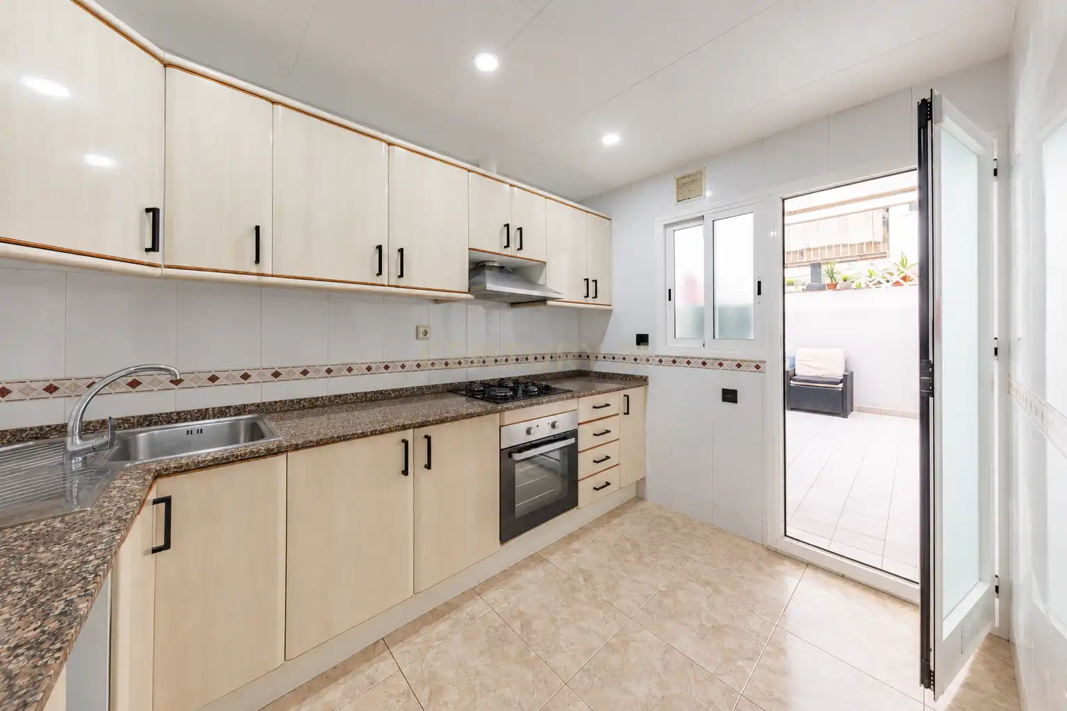 Cuina de Apartament en venda en Castelldefels amb Aire condicionat, Forn i Rentadora