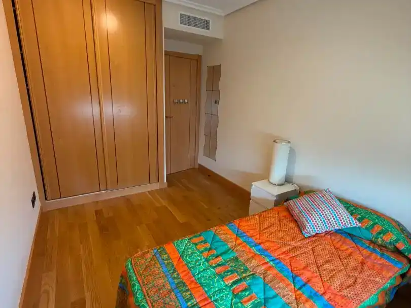 Habitación de Piso para compartir en  Logroño con Aire acondicionado, Jardín privado y Parquet
