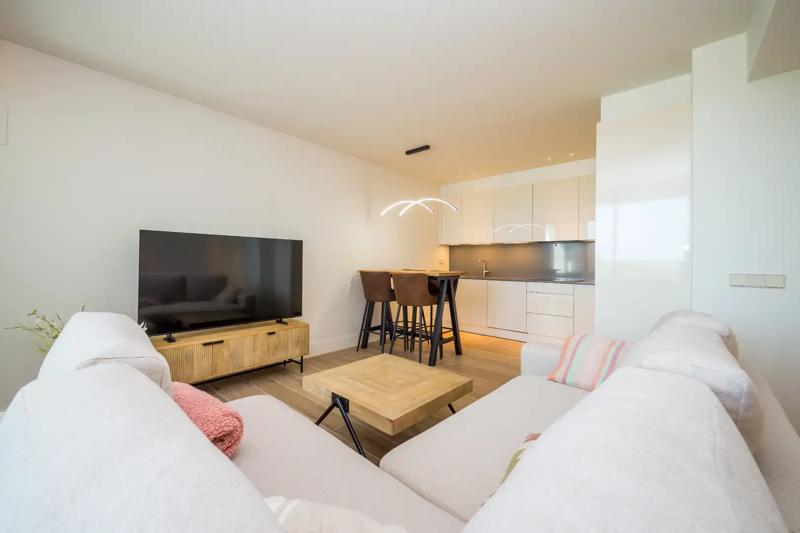 Sala de estar de Apartamento en venta en Castell d'Aro, Platja d'Aro i s'Agaró con Aire acondicionado, Terraza y Amueblado