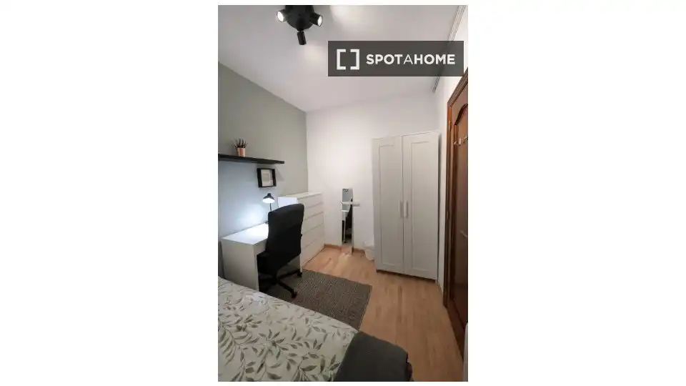 Bedroom of Flat for share in Eixample