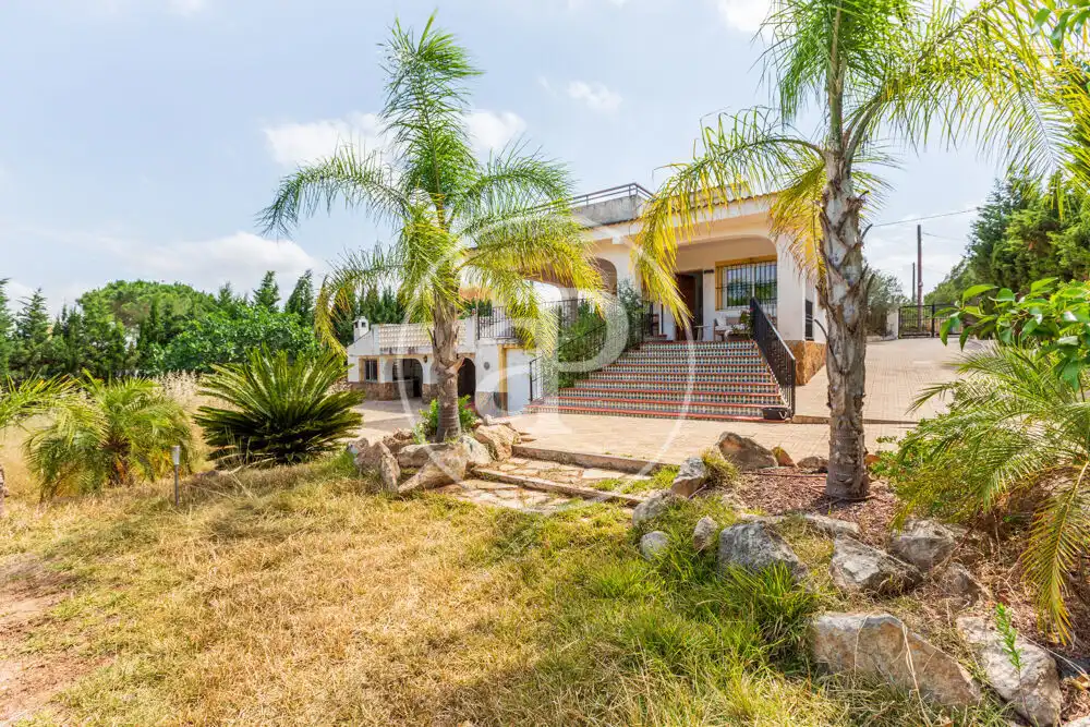 Vista exterior de Casa o xalet en venda en La Pobla de Vallbona amb Aire condicionat, Calefacció i Jardí privat