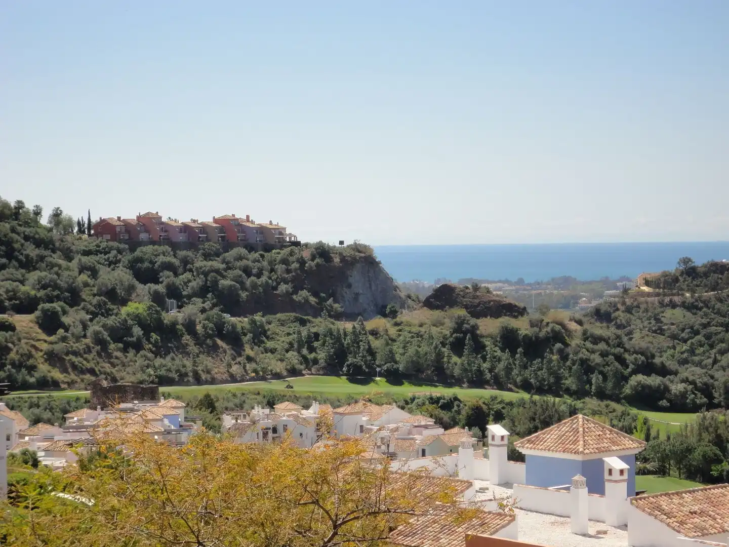 Vista exterior de Dúplex en venda en Benahavís amb Aire condicionat, Terrassa i Piscina comunitària