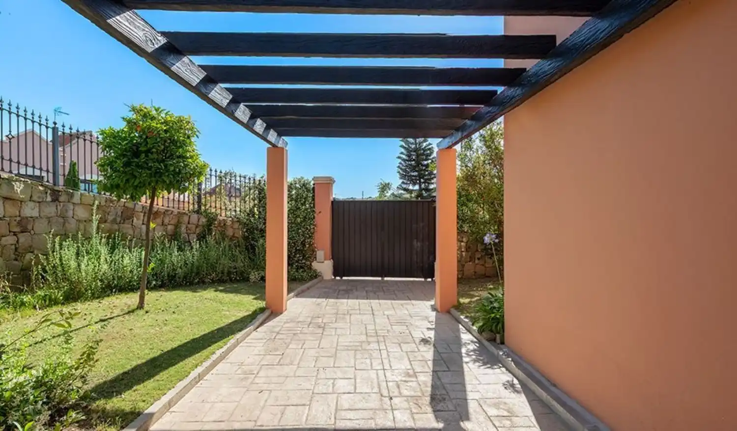 Vista exterior de Casa adosada de alquiler en Estepona con Aire acondicionado, Trastero y Piscina