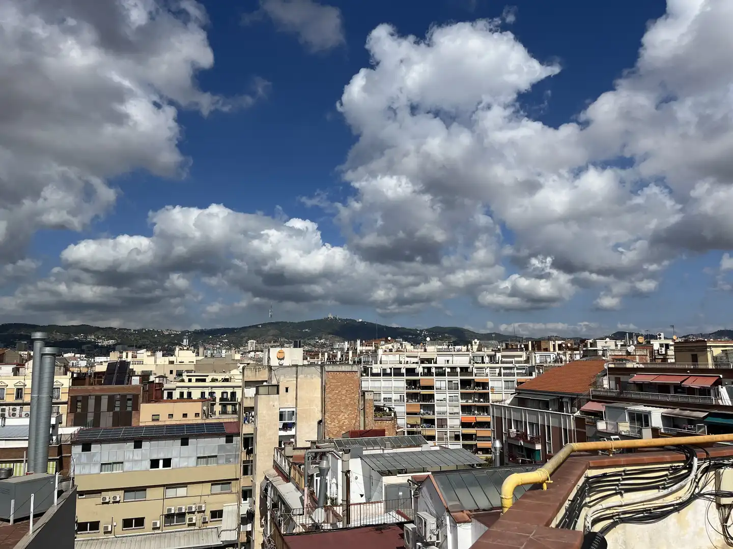 Außenansicht von Wohnung zum Verkauf in  Barcelona Capital mit Balkon