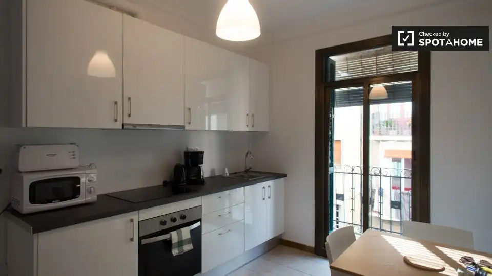 Cuina de Pis de lloguer en Barcelona amb Aire condicionat, Calefacció i Moblat