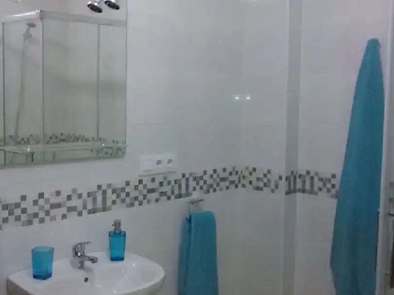 Badezimmer von Erdgeschoss zur Miete in Guillena mit Klimaanlage, Abstellraum und Möbliert