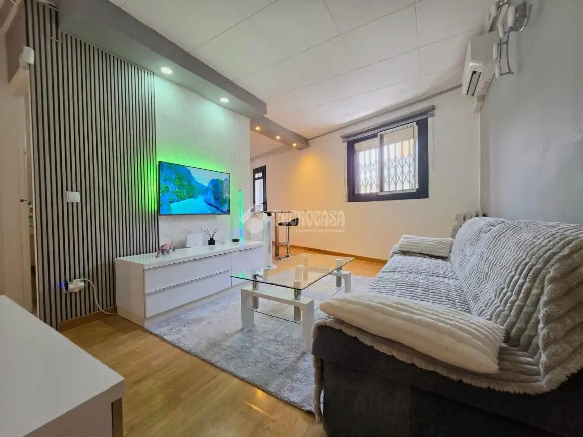 Sala de estar de Piso en venta en Santa Coloma de Gramenet con Aire acondicionado, Parquet y Terraza