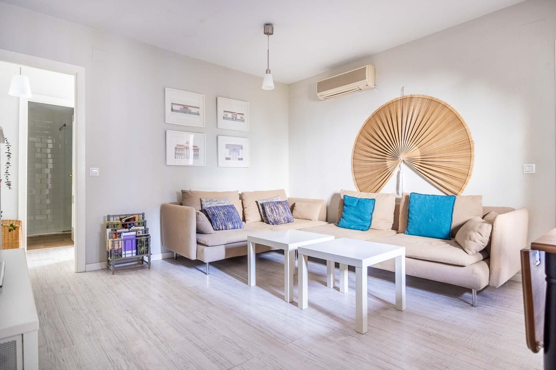 Living room of Flat for sale in  Sevilla Capital  with Air Conditioner, Balcony and Community pool
