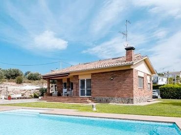 Villa con piscina in vendita a Carrer Nesprer