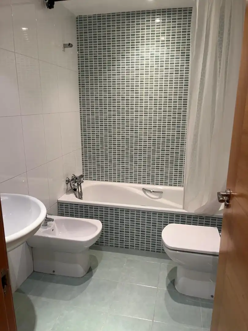 Bany de Apartament en venda en Oviedo  amb Calefacció, Parquet i Traster