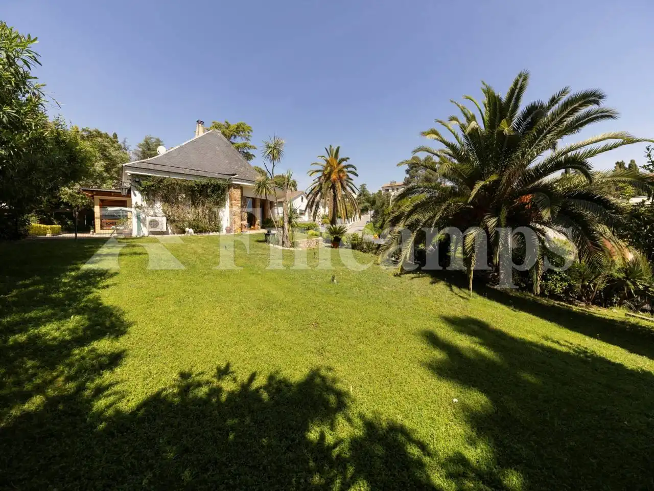 Vista exterior de Casa o xalet en venda en Cerdanyola del Vallès amb Aire condicionat, Calefacció i Jardí privat