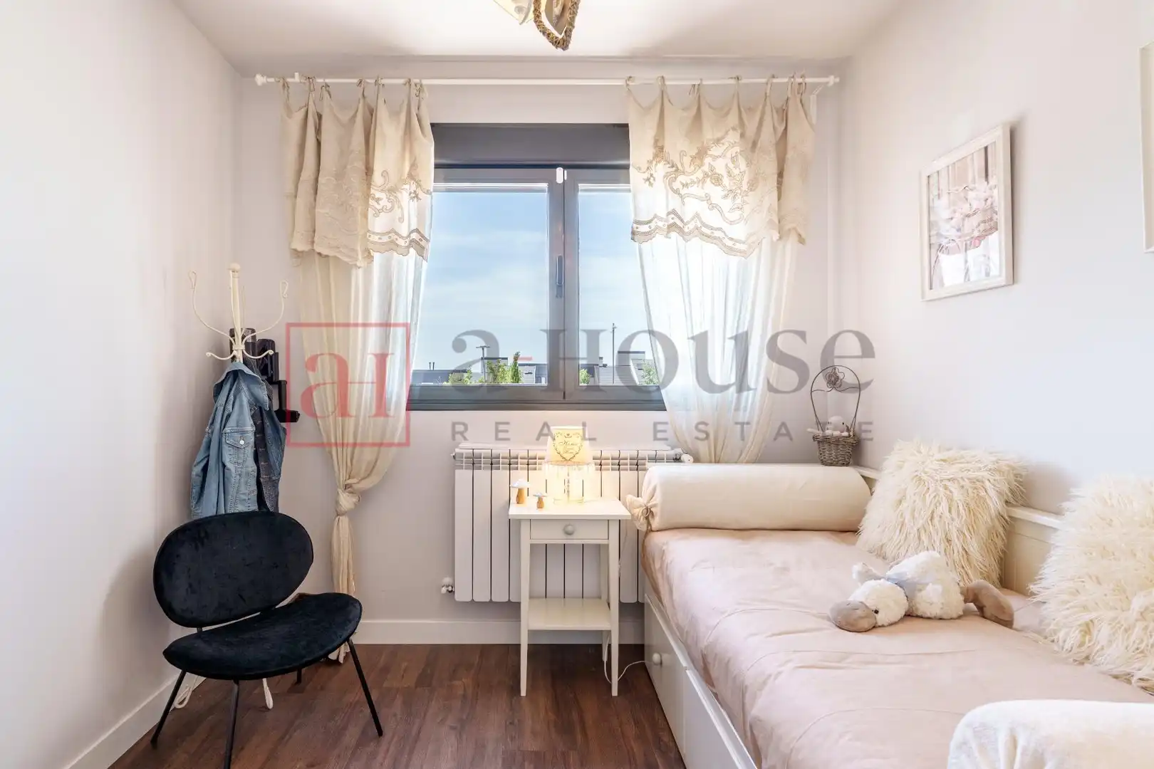Habitación de Casa adosada en venta en Boadilla del Monte con Aire acondicionado, Calefacción y Jardín privado