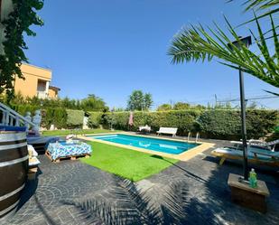 Swimming pool of House or chalet for sale in Valdepeñas  with Air Conditioner, Terrace and Swimming Pool