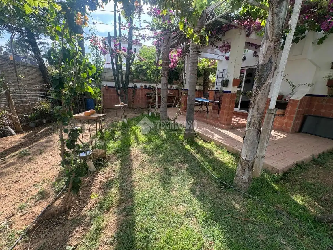Jardí de Casa adosada en venda en Espartinas amb Aire condicionat, Jardí privat i Terrassa
